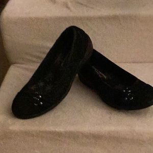Skechers size 8 black shoes with details